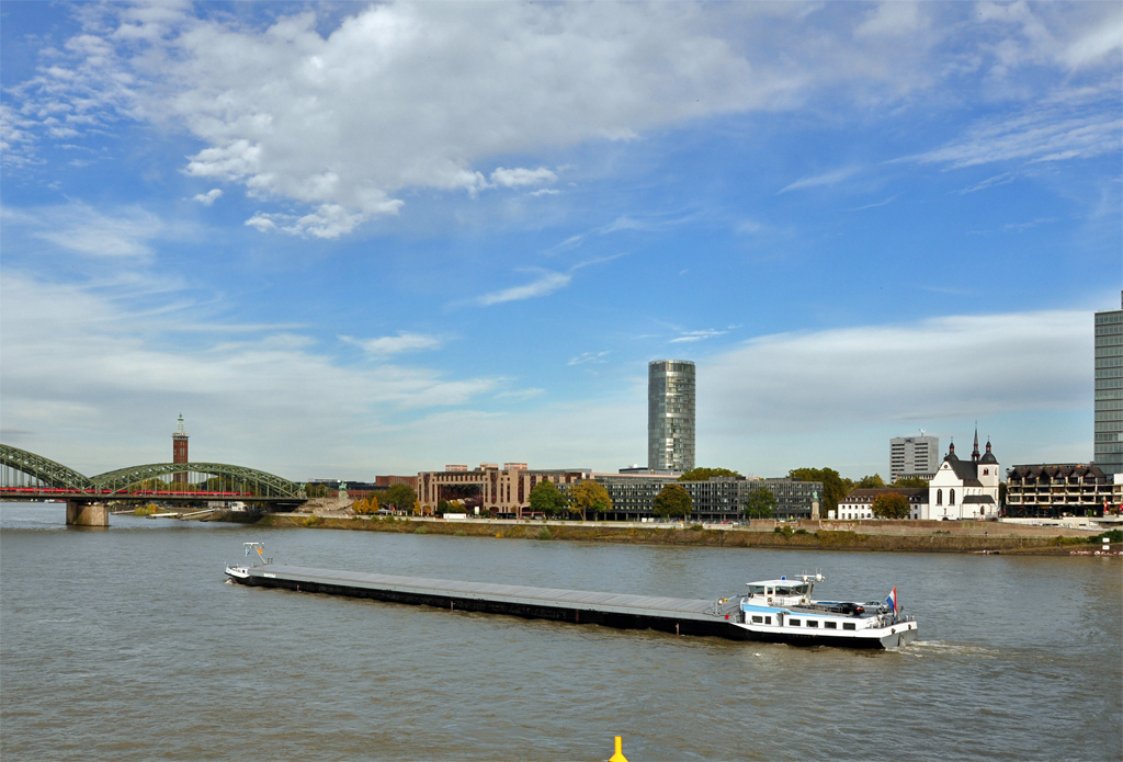 Kln-Deutz mit dem Hochhaus  Triangle  und der Hohenzollernbrcke - 18.10.2012