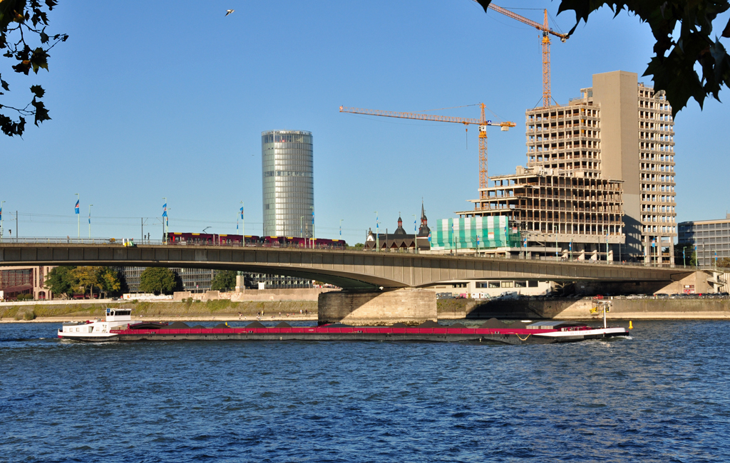 Kln: Deutzer Brcke mit Grobaustelle in Deutz und dem Klner Triangle im Hintergrund - 10.10.2010