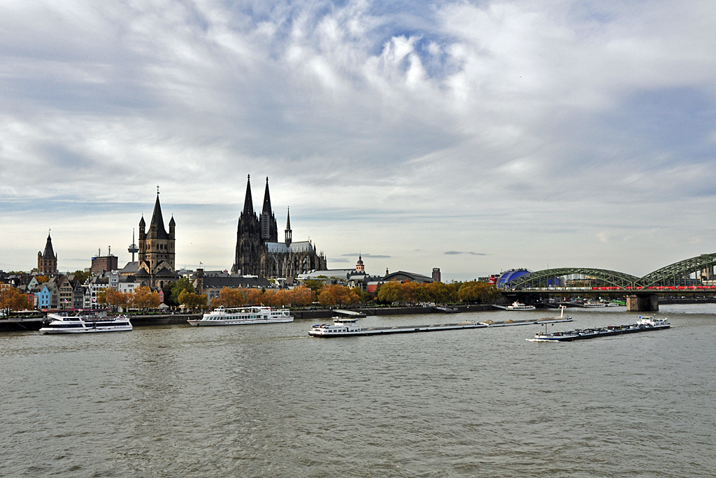 Köln - Groß St. Martin (links), Kölner Dom (mitte) und Hohenzollernbrücke (rechts) - 18.10.2012