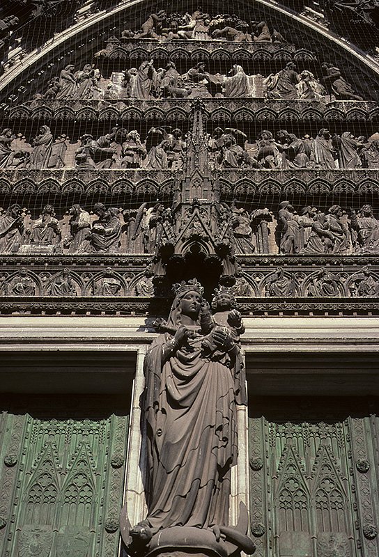 Kln, Hohe Domkirche. Ausschnitt des Marienportals an der Westseite vor der Renovation, Aug. 2002, HQ-Scan ab Dia.