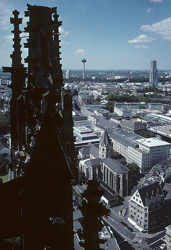 Kln, Hohe Domkirche, Aussichtsplattform auf dem Sdturm. Blick Richtung Nordwesten mit St. Aposteln (unten) und Fernsehturm (Mitte, oben). Im Vordergund links eine renovationsbedrftige Fiale. Aufnahme von Aug. 2002, HQ-Scan ab Dia.