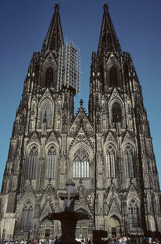 Kln, Hohe Domkirche, Doppelturm-Westfassade, 157.38 m hoch. Nach wiederaufgefundenem mittelalterlichen Fassadenplan  F  fertiggestellt, 1880 eingeweiht. Rund 7000 m Flche. Zustand Aug. 2002, HQ-Scan ab Dia.