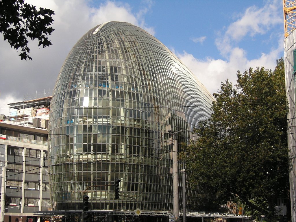 Kln, Kaufhaus  Peek&Kloppenburg ,2005 erffnet,
14400 Quadratmeter, 5 Etagen, 6800 Einzelteile bilden die Glasfassade,
vom Stararchitekt Renzo Piano,
Okt.2004