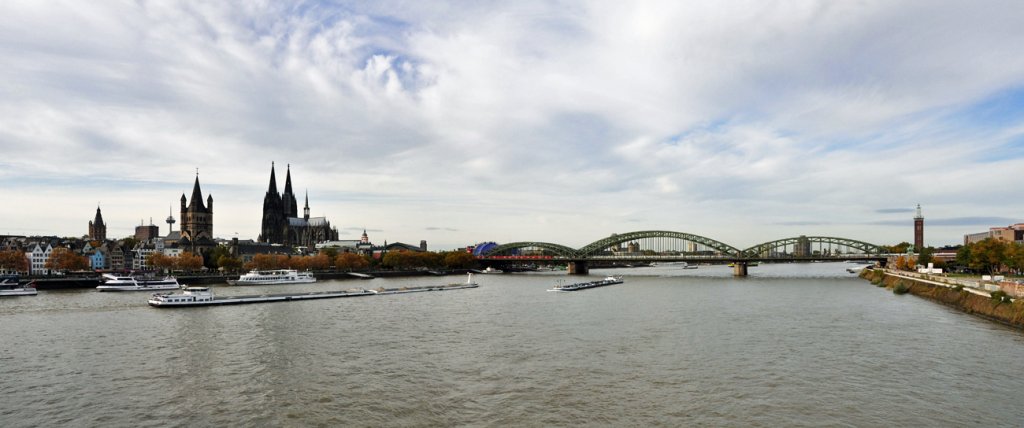 Kln (leichte Panoramaaufnahme) - Altstadt,  St. Peter und Klner Dom, Hohenzollernbrcke, Messeturm in K-Deutz (von links nach rechts) - 18.10.2012