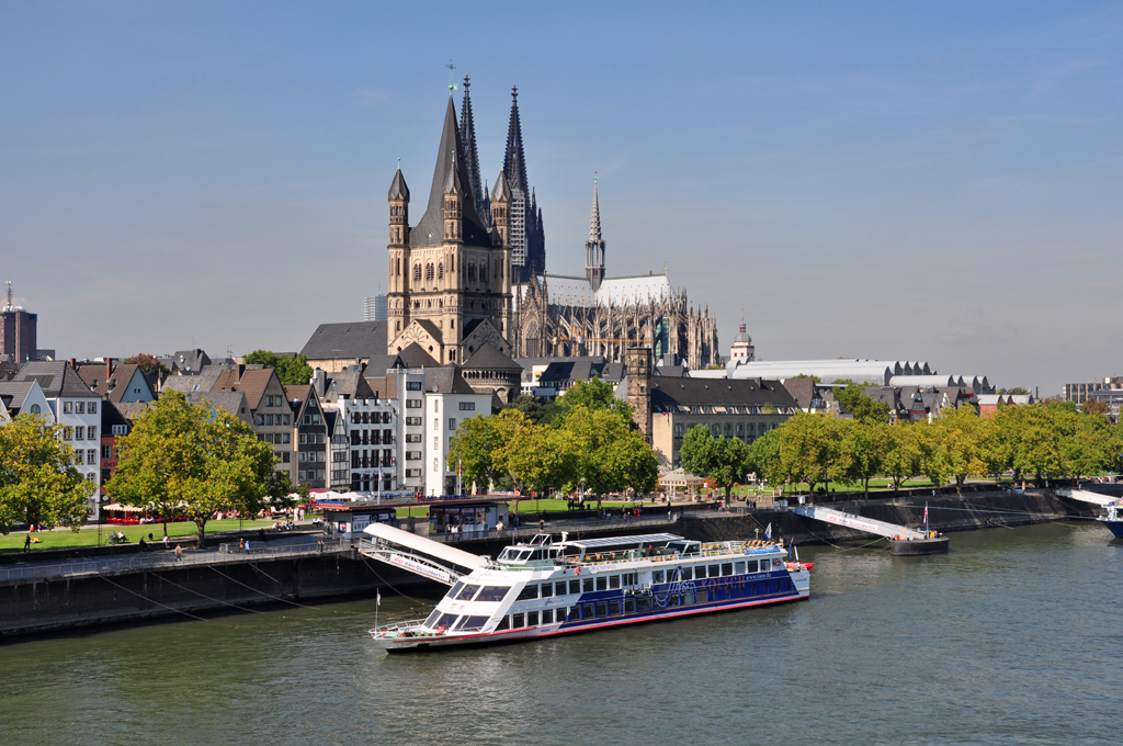 Kln Rheinpromenade an der Altstadt mit Kirche  Gro St. Martin  und Fahrgastschiff - 21.09.2010