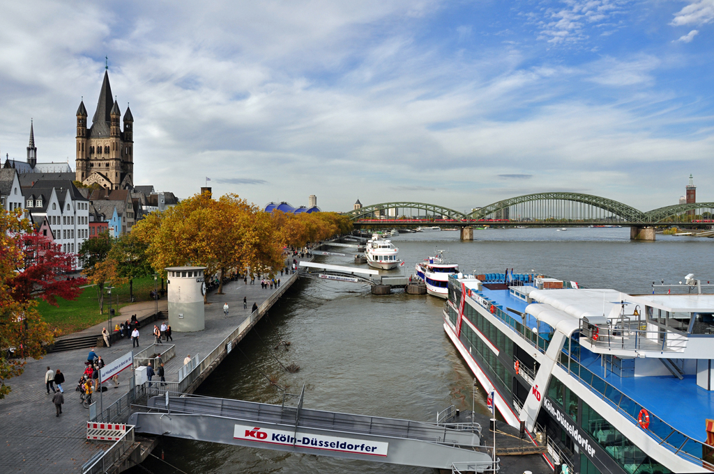 Kln - Rheinufer mit dem  Klner Pegel  und Hohenzollernbrcke im Hintergrund - 18.10.2012