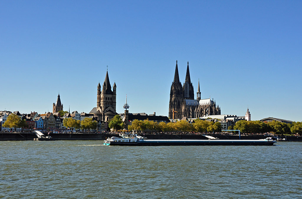 Kln Rheinuferpromenade Altstadt mit Gro St. Martin, Klner Dom und Frachtschiff auf dem Rhein - 10.10.2010