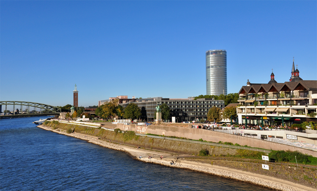 Klner Triangle, Deutzer Rheinufer, im Hintergrund Messe Kln und Hohnezollernbrcke - 10.10.2010