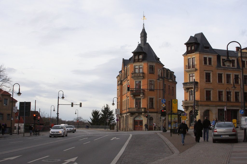 Krnerplatz in Dresden-Loschwitz am 31.12.2012. Die hinten links abbiegende Hauptstrae ist die Zufahrt zur berhmten Elbebrcke  Blaues Wunder  und dem auf der anderen Stromseite liegenden Ortsteil Blasewitz, sowie, im weiteren Verlauf, auch zum Stadtzentrum.