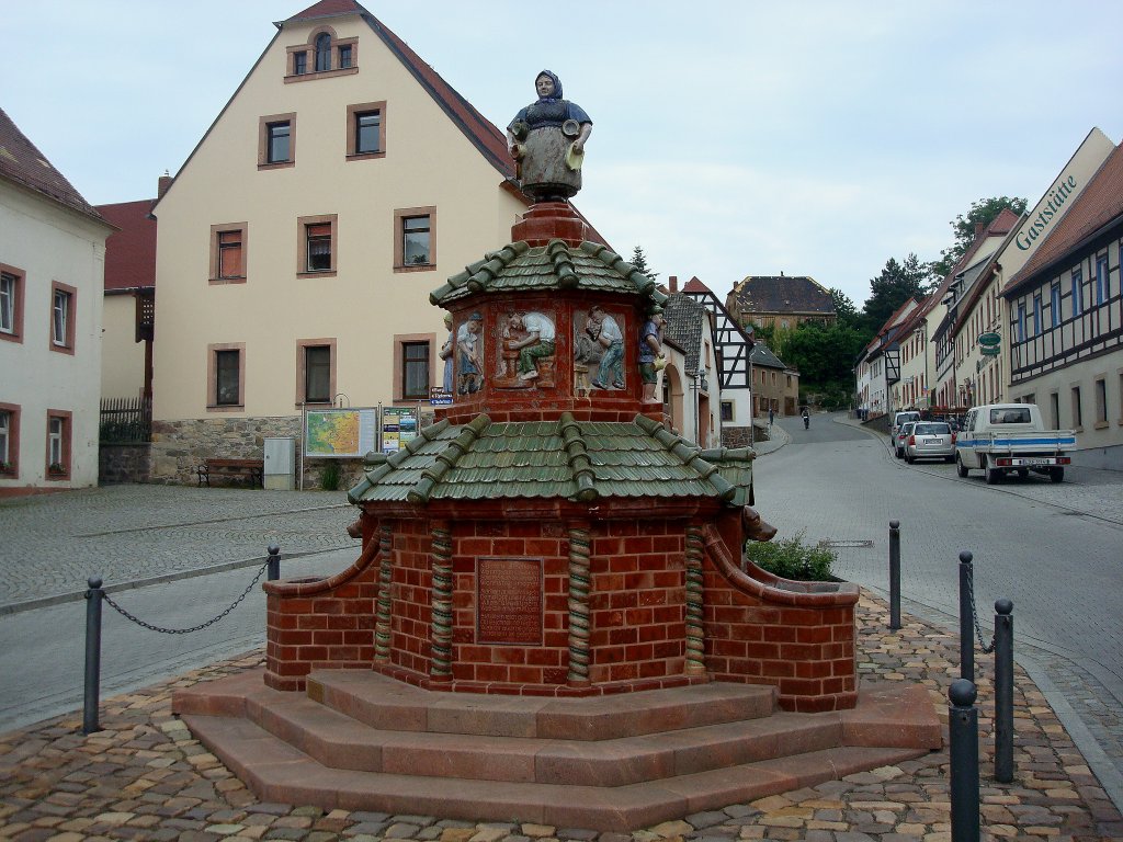 Kohren-Sahlis in Sachsen,
der  Tpferbrunnen  von 1928 ist das Wahrzeichen der Stadt
und versinnbildlicht das heimische Tpfergewerbe,
Juni 2010