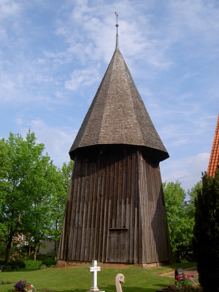 Koldenbttel, Kirchturm der Ev. Kirche, ltester Holzkirchturm von Schleswig Holstein (11.05.2011)