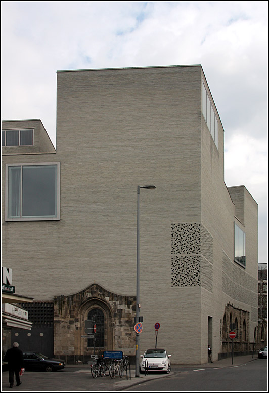 Kolmba Museum in Köln. Das 2007 fertiggestellte Bauwerk wurde auf den Überresten der spätgotischen Kirche St. Kolumba errichtet. Architekt ist der Schweizer Peter Zumthor, Pritzkerpreisträger von 2009. Die Überreste der Kirche wurden in das Gebäude integriert. 19.03.2010 (Matthias)
