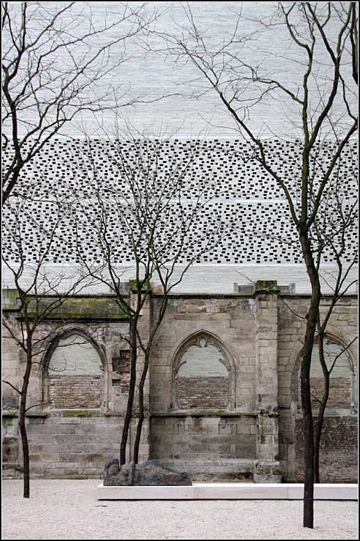 Kolumba Museum Kln: Anstelle des mittelalterlichen Friedhofes befindet sich heute ein stiller Hof inmitten der Stadt. 19.03.2010 (Matthias)