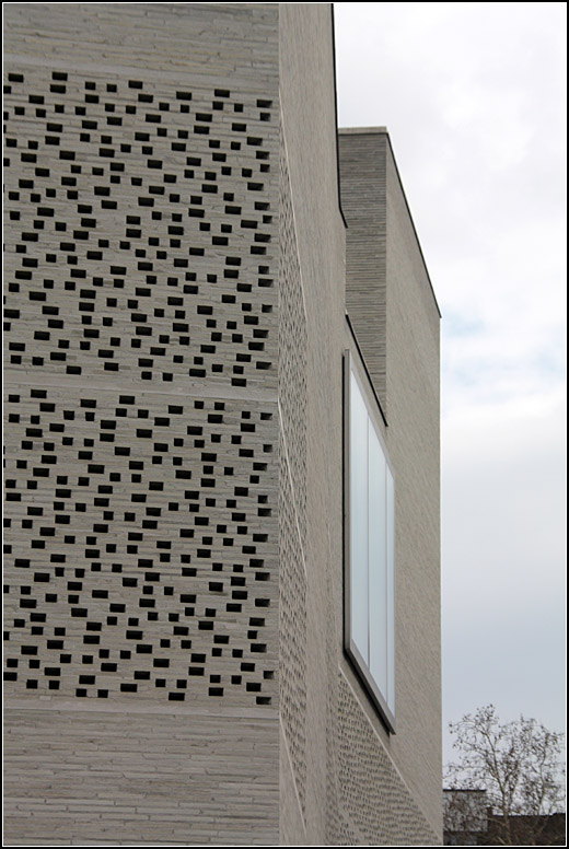 Kolumba Museum in Kln: Detailansicht der Fassade. Die  Filtermauer  bildet ein licht- und luftdurchlssige Membrane fr das Grabungsfeld der Kirchenruine. 19.03.2010 (Matthias)