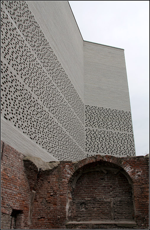 Kolumba Museum Kln: die meist geschlossene Fassade wird geprgt durch den hellen Backstein. Der nicht berbaute Ruinenteil vorne ist Teil der frheren Sakristei. 19.03.2010 (Matthias)