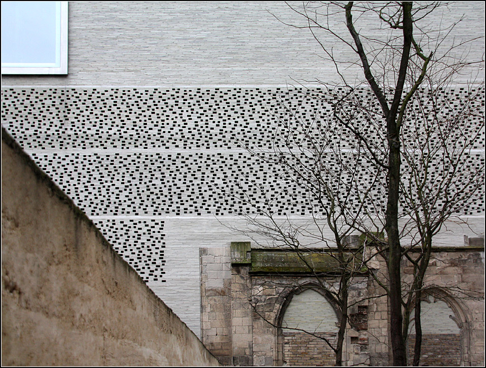 Kolumba Museum Kln: Selten hat mich ein modernes Gebude so beeindruckt wie dieses. Sowohl von der stdtebaulichen Einbindung, der Integration der Ruine, den Materialen als auch von den Innenrumen. Man merkt das sich hier ein Architekt sehr viel Zeit genommen hat, ein ganz bemerkenswertes Bauwerk zu schaffen. 19.03.2010 (Matthias)