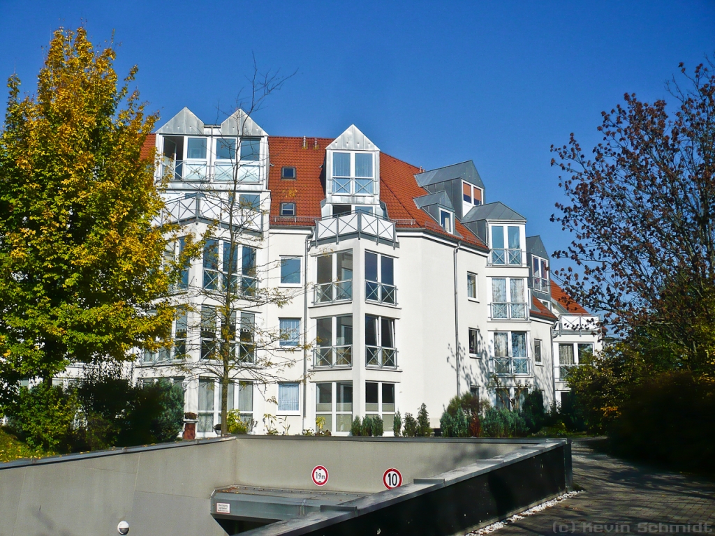 Komfortables Wohnen im Stil der 1990er-Jahre: Direkt vor den Toren der historischen Saalfelder Innenstadt befindet sich die um 1996 herum errichtete Wohnanlage  Am Blankenburger Tor  in der Jahnstrae. Im Vordergrund ist die Einfahrt zur Tiefgarage zu sehen. Die beiden Gebudekomplexe verfgen ber unterschiedlich groe Wohnungen und Apartments.