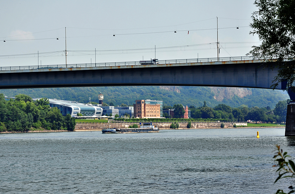 Konrad-Adenauer-Brcke und dahinter der  Bonner Bogen  mit  Kameha Grand Hotel , Brogebuden und Restaurant  Rohmhle  - 26.07.2012