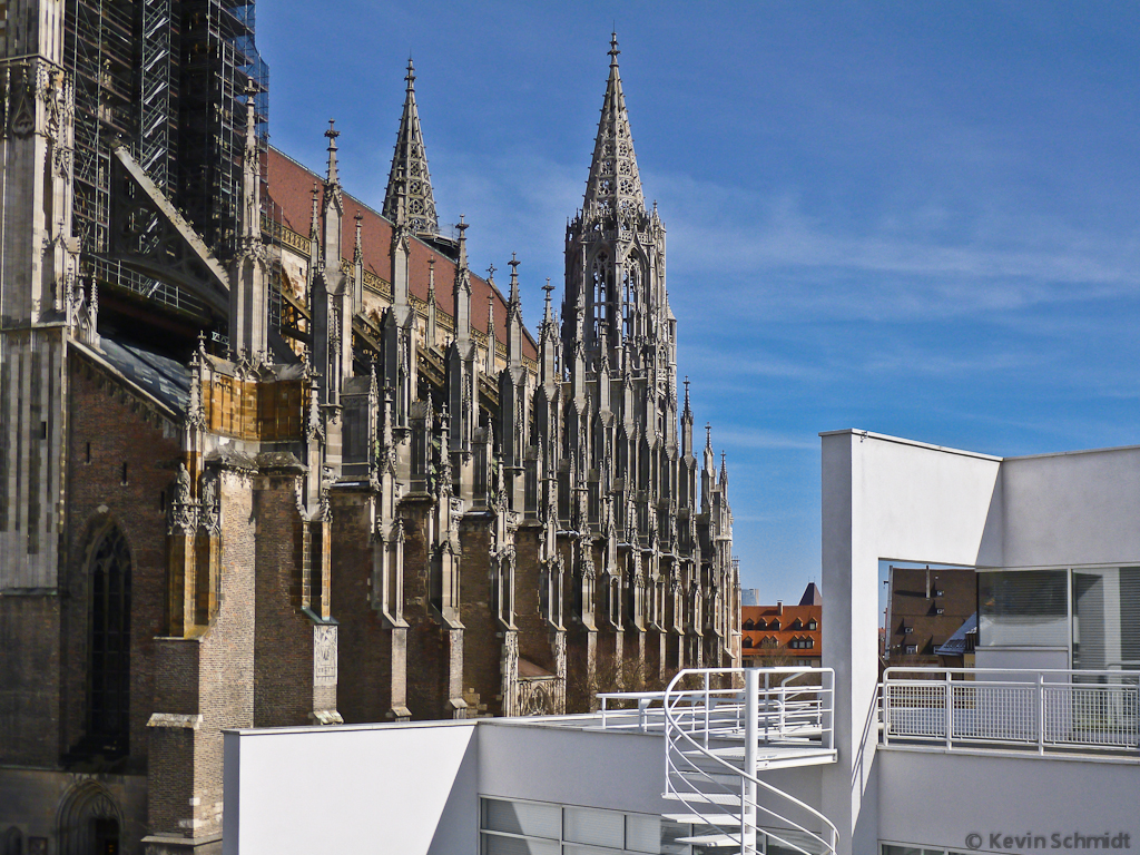 Kontrast zwischen gotischer Architektur des <a href= http://www.ulmer-muenster.de/‎ >Ulmer Münsters</a> und moderner Architektur des <a href= http://www.stadthaus.ulm.de/stadthaus/sixcms/detail.php?id=48048‎ >Stadthauses</a> auf dem Ulmer Münsterplatz, 16.03.2013.