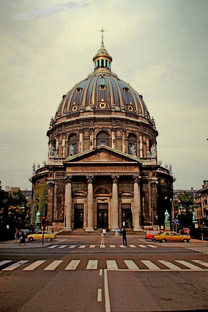 Kopenhagen, die 84m hohe Frederikskirke, 1749-1894 erbaut, besitzt mit 31m Durchmesser die grte Kirchenkuppel in Skandinavien, Scan von einem 1986 gemachten Dia, Mrz 2012