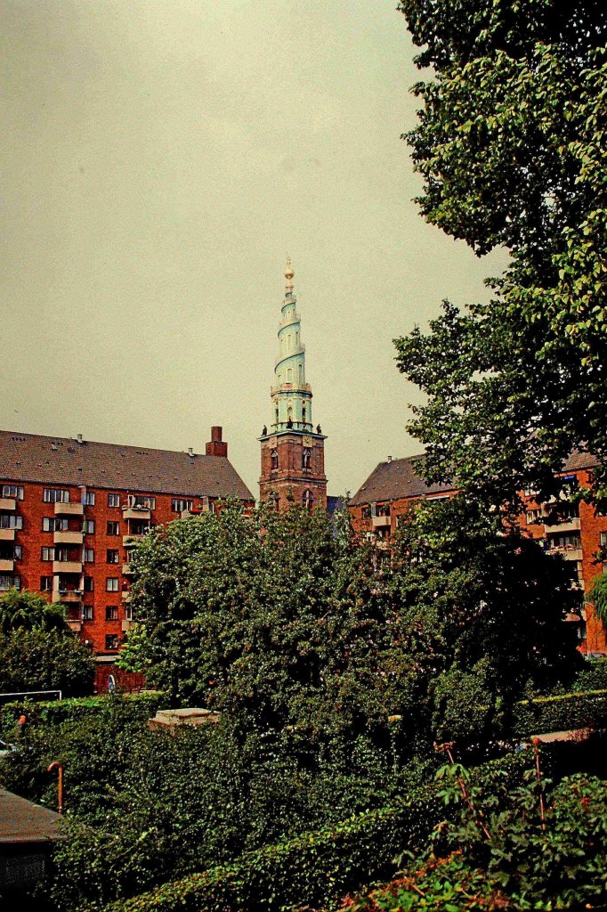 Kopenhagen, die barocke Frelsers Kirke von 1695, auf die 90m hohe Turmspitze geht die Wendeltreppe auen entlang, ein ganz besonders tolles Erlebnis und eine groartige Sicht auf die Stadt, Scan von einem 1985 aufgenommenen Dia, Mrz 2012