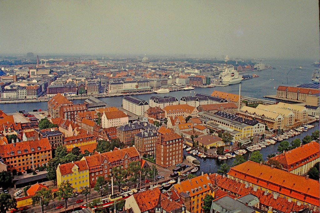 Kopenhagen, Blick von der 90m hohen Frelsers Kirke auf die Hafenanlagen und die Stadt, Scan von einem 1985 aufgenommenen Dia, Mrz 2012