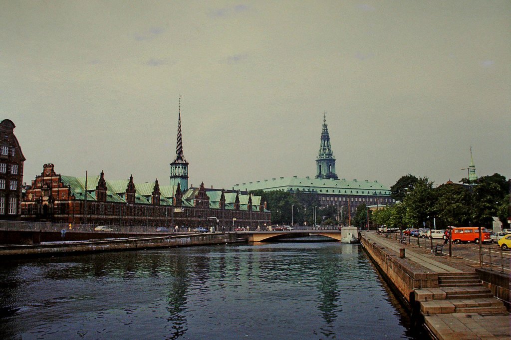 Kopenhagen, Blick auf die Alte Brse(links) und das Schlo Christiansborg, Scan von einem 1985 aufgenommenen Dia, Mrz 2012 