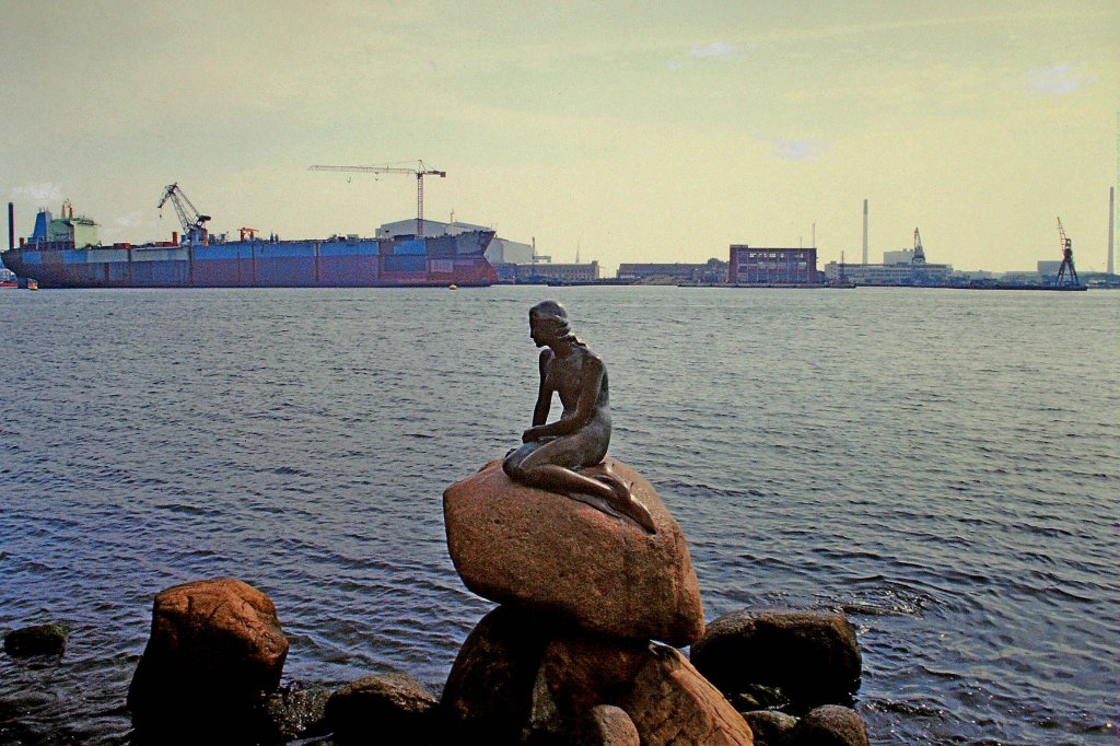 Kopenhagen, die  Kleine Meerjungfrau , nach dem gleichnamigen Mrchen von Hans Christian Andersen, 1913 eingeweiht ist es ein Wahrzeichen der Stadt,  Scan von einem 1985 gemachten Dia, Mrz 2012