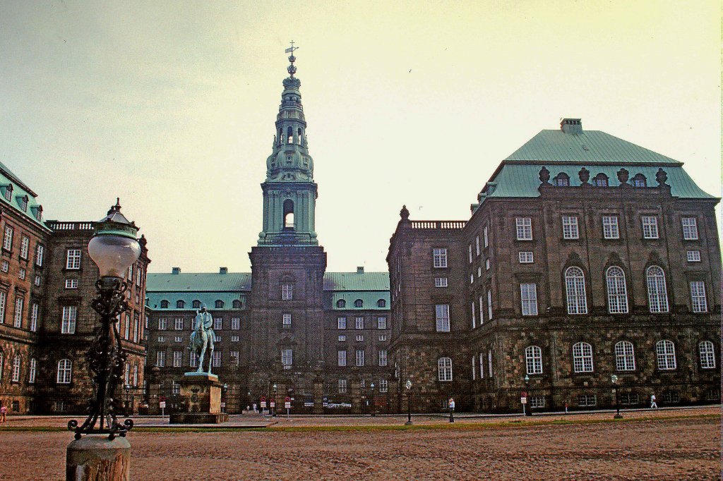 Kopenhagen, Schlo Christiansborg von 1985, wurde 1906-37 erbaut und ist Regierungssitz, Scan vom Dia, Mrz 2012, 