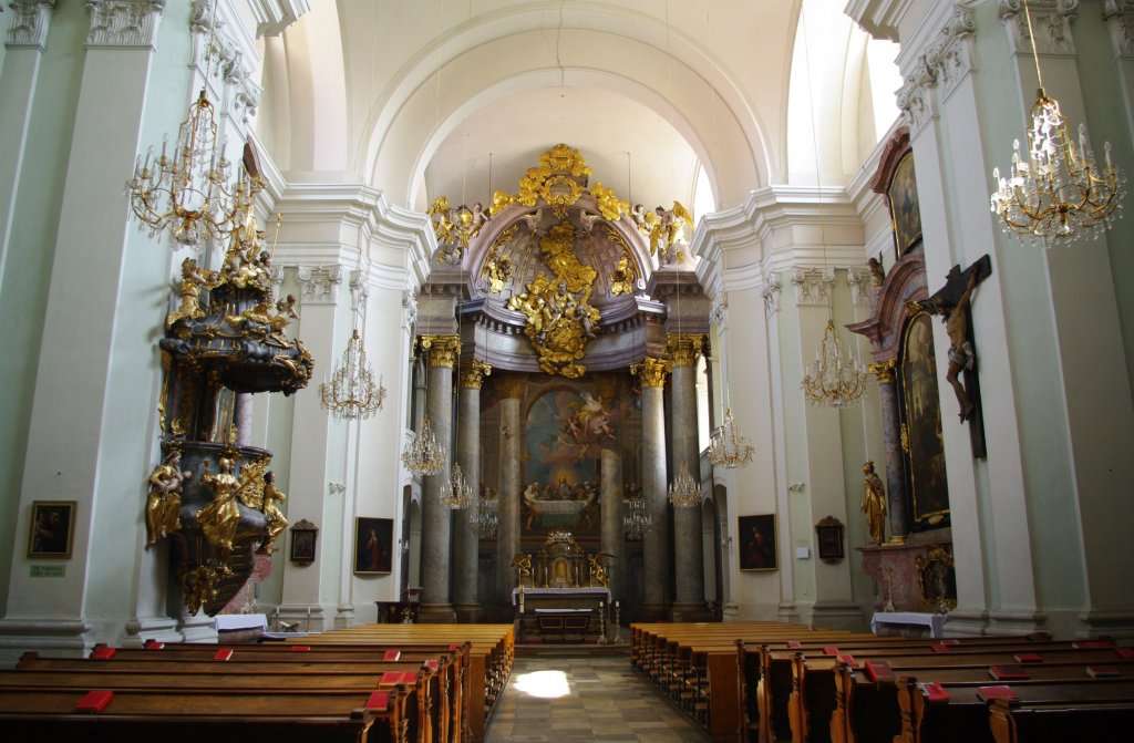 Korneuburg, Augustinerkirche, Rokoko Hochaltar mit Bild von F. A. Maubertsch 
(04.06.2011)