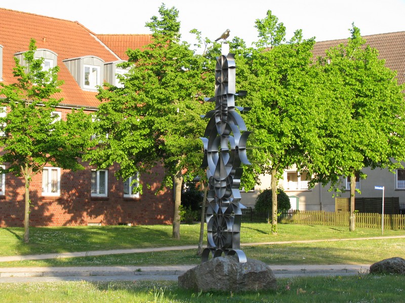 Kreihenstehle in der Goethestrae, die nach einer Sage ausgefhrt wurde, aus der die Stadt Grevesmhlen ihren Namen herleitet  Kreinsdrp , Grevesmhlen 07.05.2011