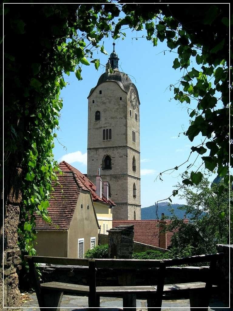Krems/Stein an der Donau: Der Blick geht nach Süden vorbei am Turm der Frauenbergkirche zum entfernt auf der Höhe liegenden Stift Göttweig (Juni 2009).