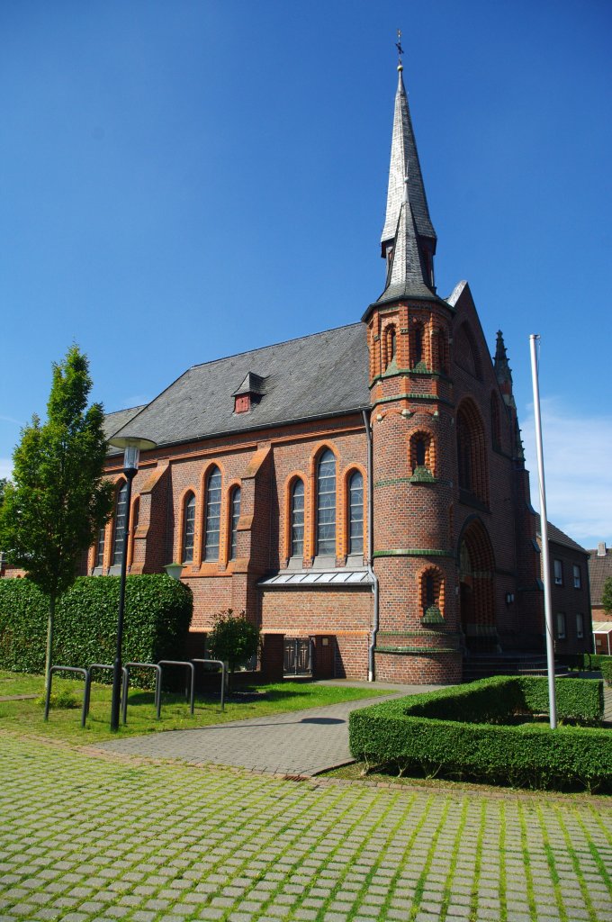Kreuzrath, Kath. Kirche zur schmerzhaften Mutter, erbaut 1910 als neugotischer 
Backsteinsaal, Kreis Heinsberg (04.08.2011)