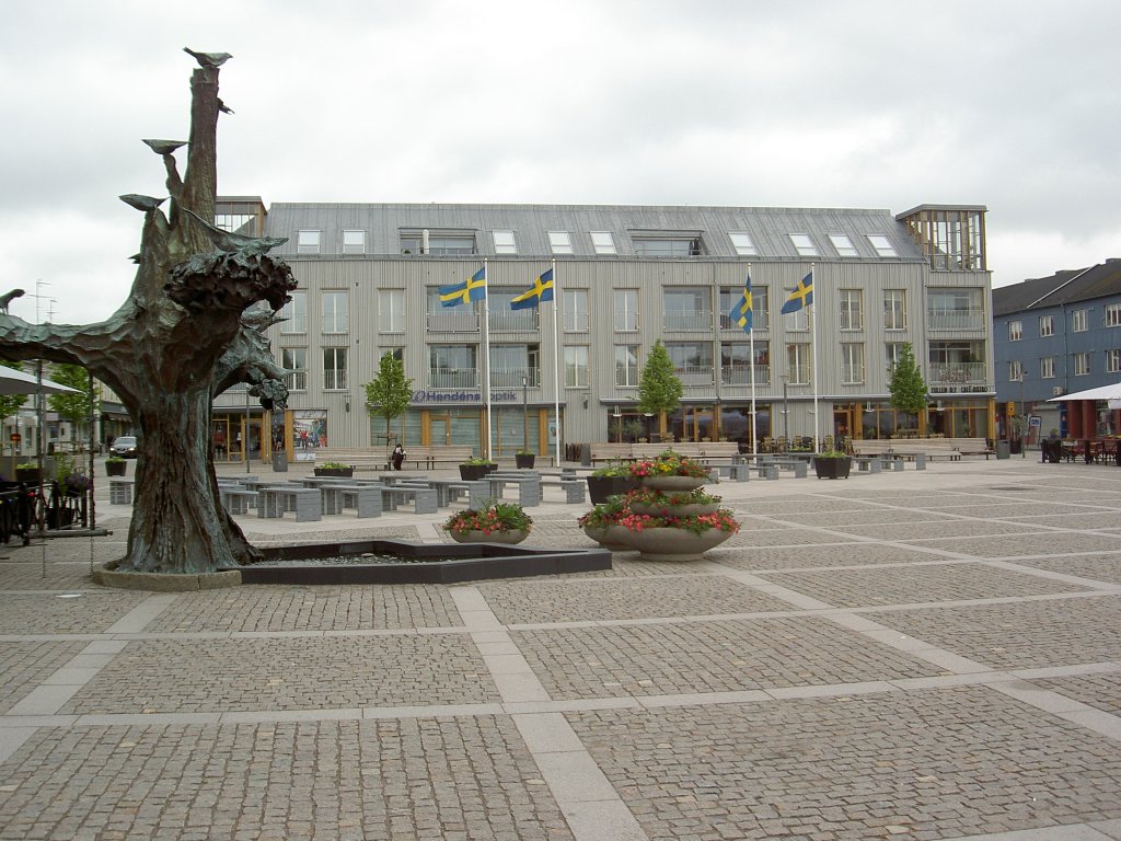 Kungsbacka, Tingstlle Platz mit Bronzeskulptur Baum des Lebens, Provinz Halland (22.06.2013)