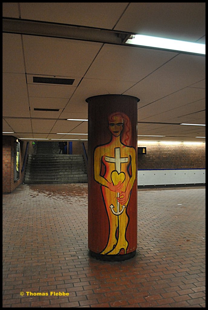 Kunstwerk in der U-Bahn-Station (Markthalle/Landtag im Hannover am 17.12.10)  Frau mit Kreuz, Herz und Anger .