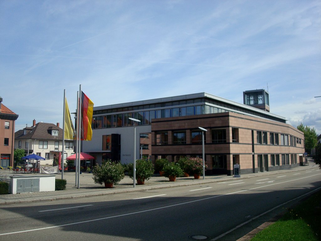 Kuppenheim in Baden,
das Neue Rathaus auf dem Friedensplatz,
Aug.2010

