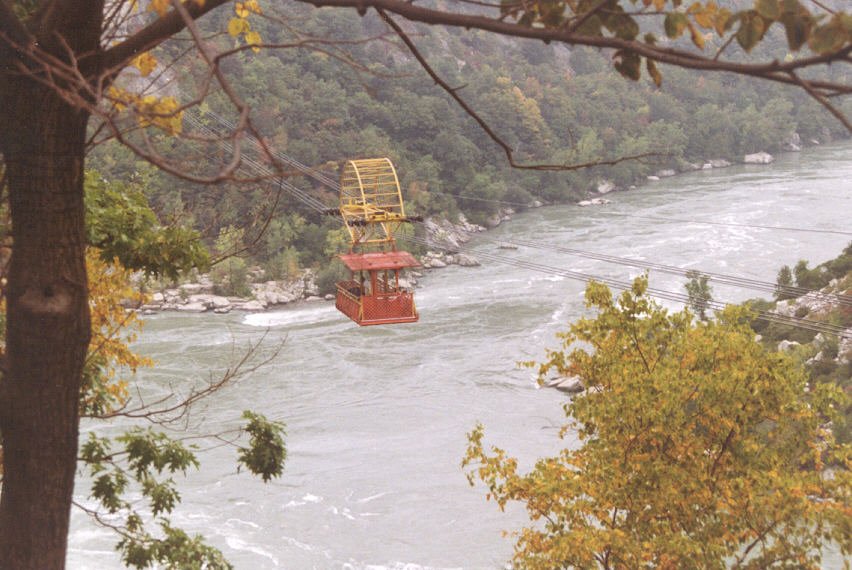 Kurz hinter den Niagarafllen Flussabwrts eine Seilbahn ber dem Niagara River, aufgenommen im September 1993 (scan vom Bild).
