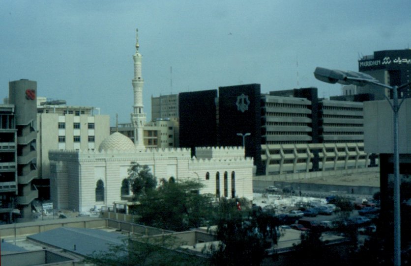 Kuwait im Februar 1986. Eine kleine Moschee mit Minarett.