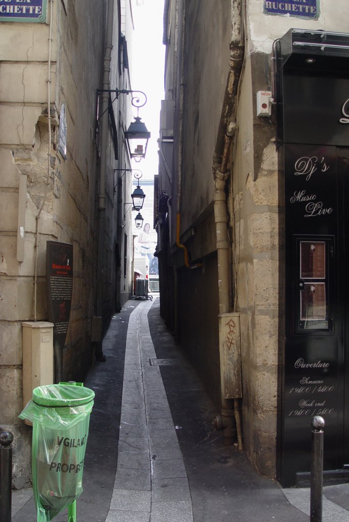  La Rue du chat qui pche  (Strasse der angelnden Katze) im Quartier Latin fhrt zur Seine hinunter. (19.07.2009)