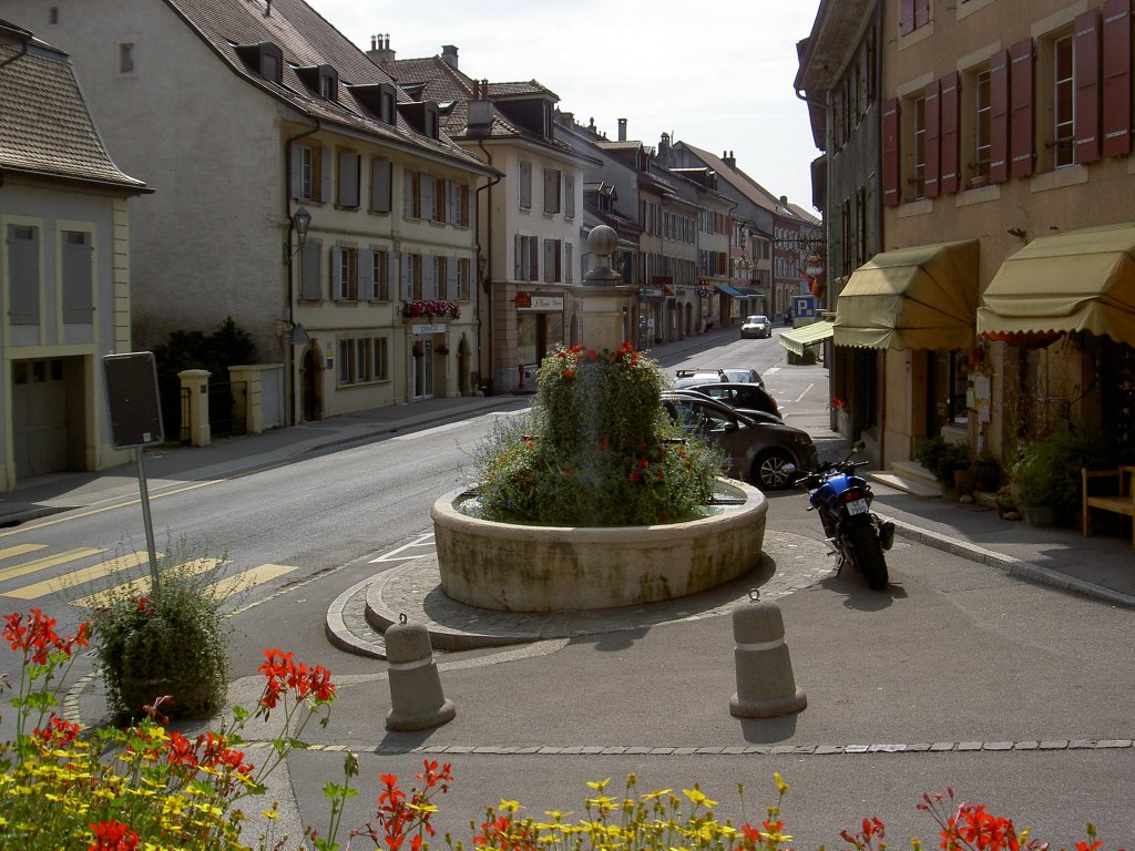 La Sarraz, Grand Rue mit Brunnen, Bezirk Morges (09.09.2012)