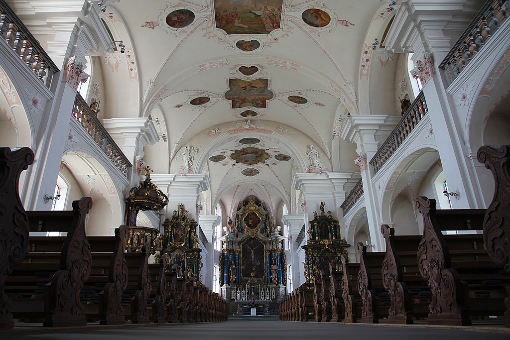 Lachen SZ, kath. Pfarrkirche zum hl. Kreuz. Bedeutender Barockbau im Vorarlberger Schema, 1707-10 von Johann Peter und Gabriel Thumb unter Mitwirkung von C. Moosbrugger. Breites Kirchenschiff mit Blick Richtung Chor nach Westen, 24. Mai 2010, 15:23