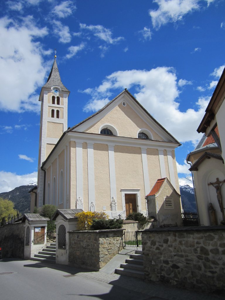 Ladis, St. Martin Kirche, erbaut von 1829 bis 1831 durch Architekt Johann Moosbrugger (28.04.2013)