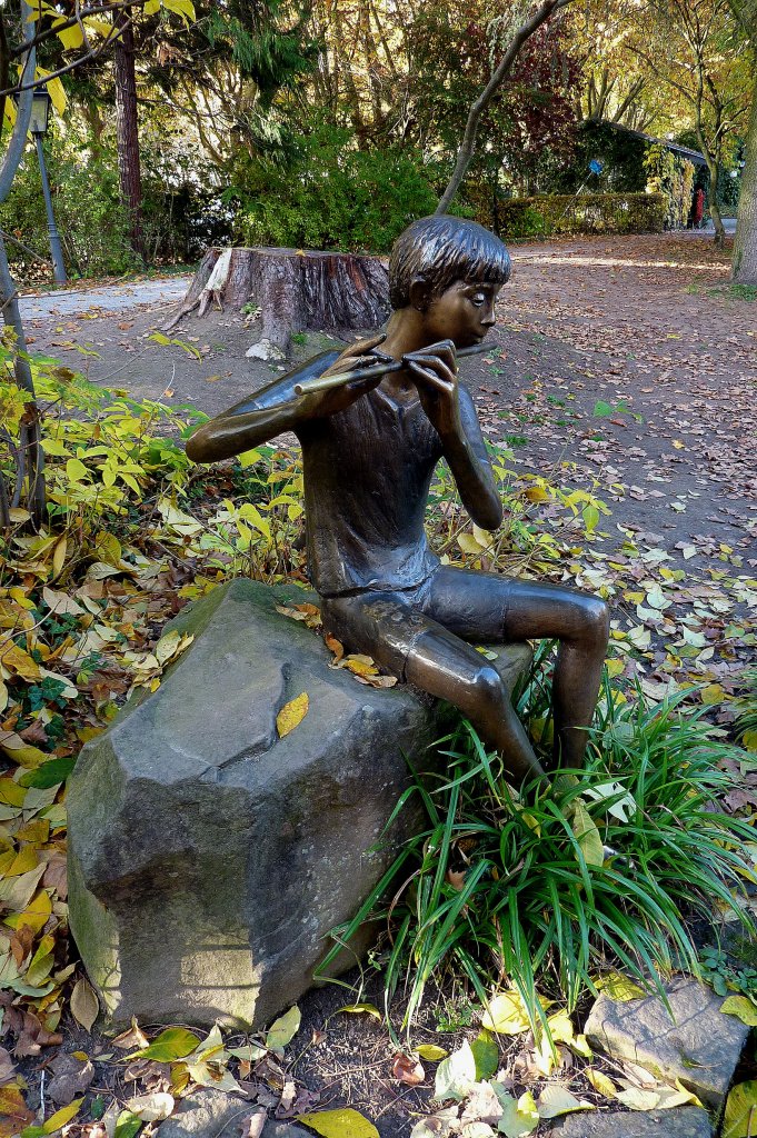 Lahr am Schwarzwald,  Sitzender Fltenspieler  im Stadtpark, vom Knstler Werner Grtner (1907-991), aufgestellt 1992, Nov.2011