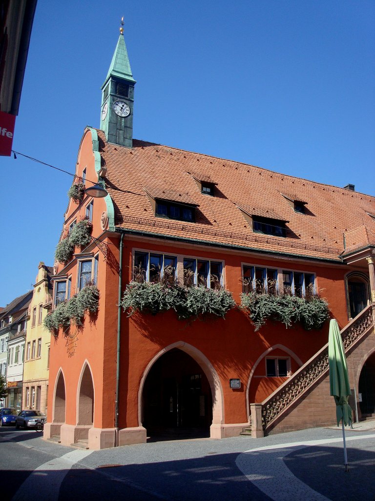 Lahr im Schwarzwald,
das Alte Rathaus von 1608, das Erdgeschoß war früher eine offene Frucht-und Gerichtshalle, die Freitreppe mit spätgotischem Maßwerkgeländer wurde 1963 mit Originalteilen wieder aufgebaut,
Sept.2010
