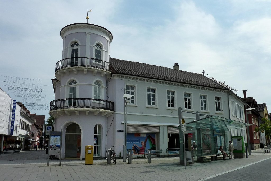 Lahr/Schwarzwald, markantes Eckgebude mit Rundturm im klassizistischen Stil erbaut, Juni 2012