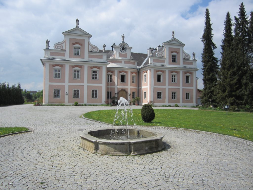 Lambach, Pfarrhof gegenber der Paurakirche (05.05.2013)