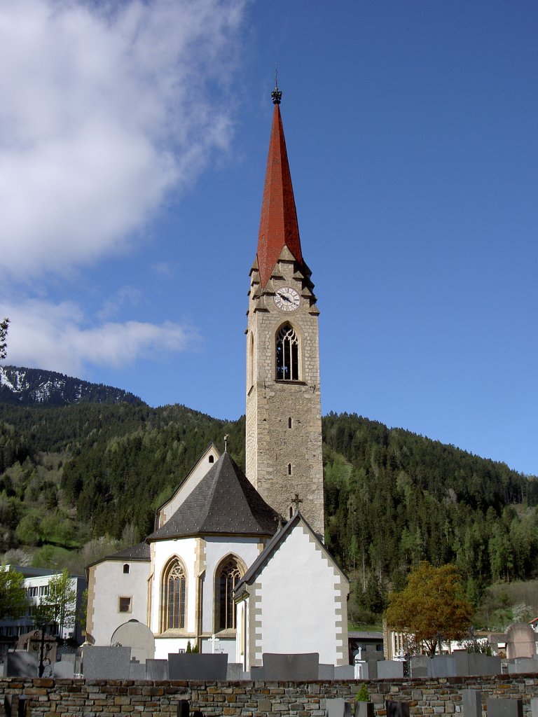 Landeck, sptgotische Pfarrkirche Maria Himmelfahrt, erbaut ab 1266, davor Totenkapelle am Friedhof (28.04.2013)