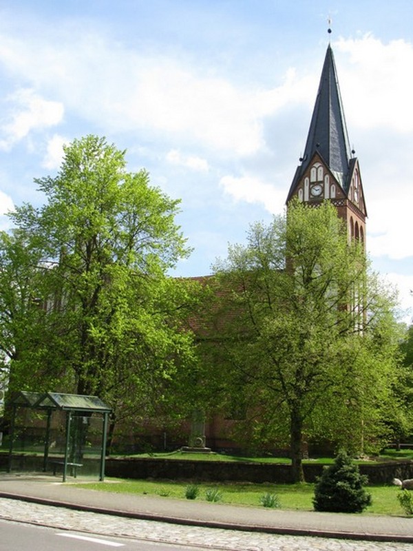 Landkreis Ludwigslust; Kirche zu Leussow an der Strae L 4, Ghlen - Leussow, 05.05.2010
