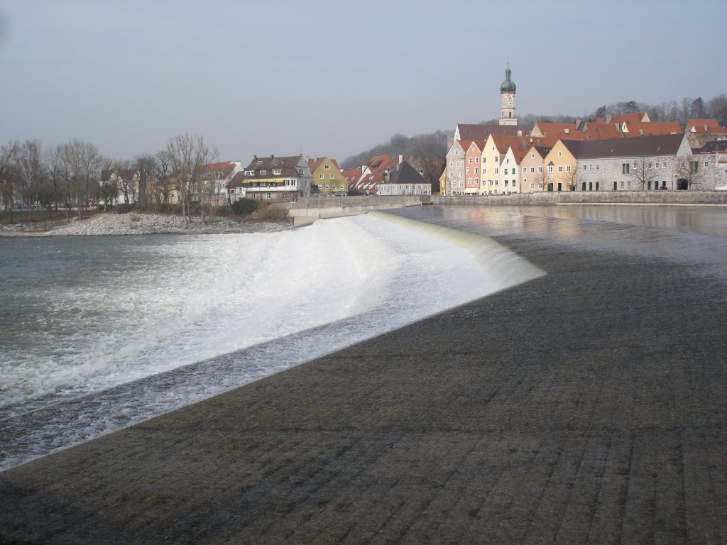 Landsberg am Lech/Bayern,
groe 4-stufige Wehranlage am Lech,das  Karolinenwehr ,
mit imposanter Geruschkulisse,
nach historischer Kaskadenform neu aufgebaut von 1993-96,
2006