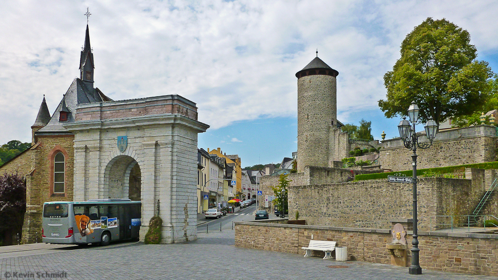 Landtor in Weilburg am Knig-Konrad-Platz mit Stadtturm, 18.08.2011.